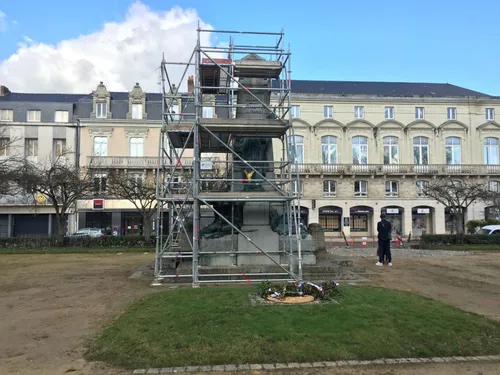 Laval. Place du 11 novembre : le monument aux morts déménage, la...